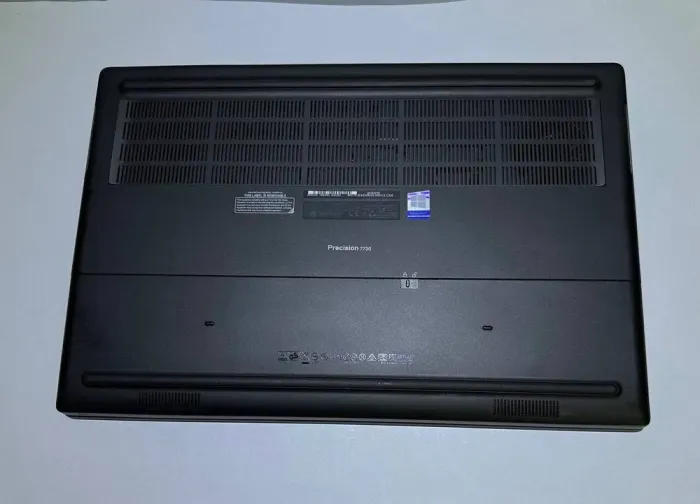 Мобільна робоча станція Dell Precision 7730 / 17.3" (3840x2160) IPS / Intel Core i7-8750H (6 (12) ядер по 2.2 - 4.1 GHz) / 32 GB DDR4 / 512 GB SSD / Radeon Pro WX 7100, 8 GB GDDR5, 256-bit / WebCam / HDMI б/в - зображення 5