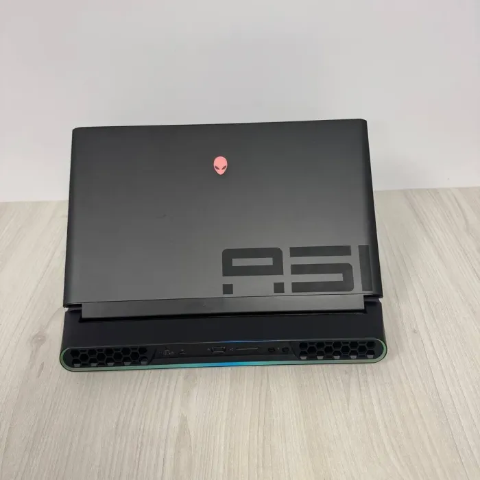 Ігровий ноутбук Б-клас Dell Alienware Area-51m / 17.3" (1920x1080) IPS / Intel Core i7-9700K (8 ядер по 3.6 - 4.9 GHz) / 32 GB DDR4 / 512 GB SSD NVMe / nVidia GeForce RTX 2070, 8 GB GDDR6, 256-bit / WebCam б/в - зображення 3