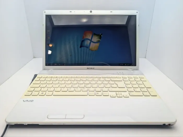 Ноутбук Sony VPC EB3E1E / 15.6" (1366x768) TN / Intel Pentium P6100 (2 ядра по 2.0 GHz) / 6 GB DDR3 / 500 GB HDD / Intel HD Graphics 500 / WebCam / DVD-ROM б/в - зображення 2