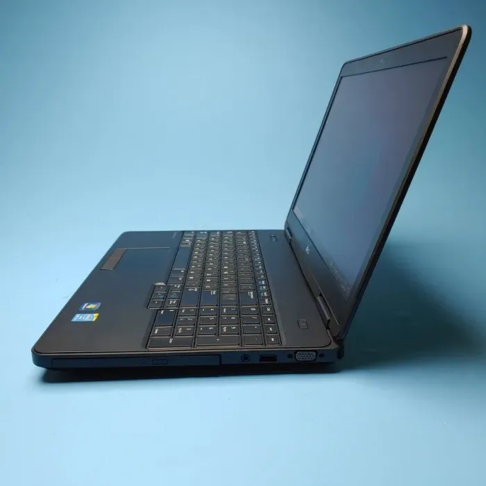 Ноутбук Dell Latitude E5540 / 15.6" (1366x768) TN / Intel Core i5-4300U (2 (4) ядра по 1.9 - 2.9 GHz) / 8 GB DDR3 / 240 GB SSD / nVidia GeForce GT 720M, 2 GB DDR3, 64-bit / WebCam / DVD-ROM / Win 10 Pro б/в - зображення 4