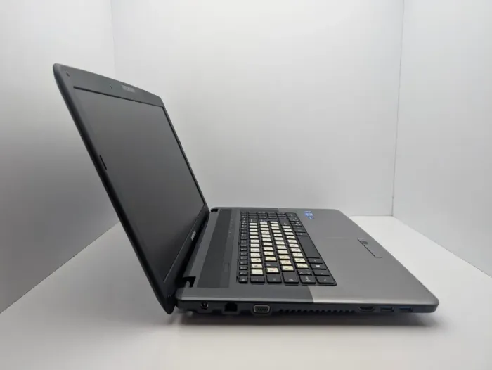 Ноутбук Medion Akoya E7220 / 17.3" (1600x900) TN / Intel Core i3-2310M (2 (4) ядра по 2.1 GHz) / 6 GB DDR3 / 750 GB HDD / Intel HD Graphics / WebCam б/в - зображення 5