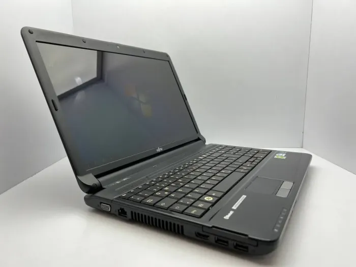 Ноутбук Fujitsu Lifebook AH530 / 15" (1366x768) TN / Intel Core i3-380M (2 (4) ядра по 2.53 GHz) / 4 GB DDR3 / 500 GB HDD / Intel HD Graphics / WebCam б/в - зображення 3