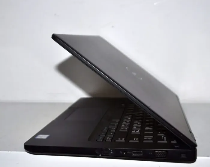 Ультрабук Б-клас Dell Latitude 5490 / 14" (1920x1080) IPS / Intel Core i5-8250U (4 (8) ядра по 1.6 - 3.4 GHz) / 16 GB DDR4 / 512 GB SSD / Intel HD Graphics 620 / WebCam / Windows 11 Pro б/в - зображення 5