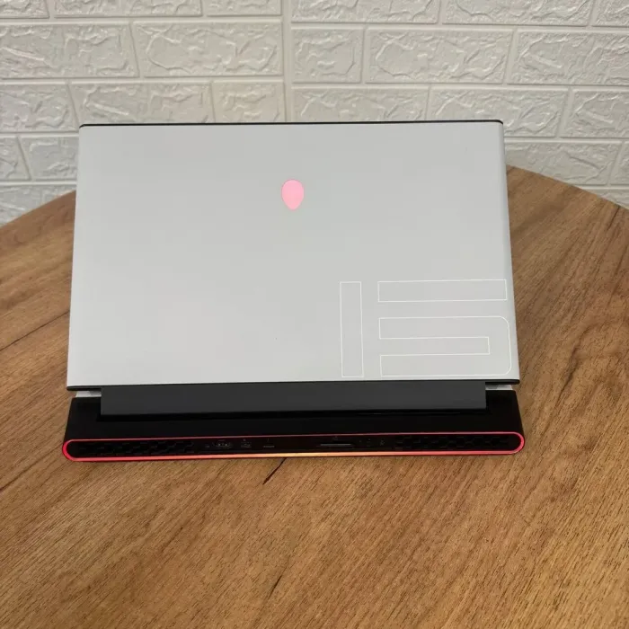 Ігровий ноутбук Б-клас Dell Alienware m15 R2 White / 15.6" (3840x2160) OLED / Intel Core i9-9980HK (8 (16) ядер по 2.4 - 5.0 GHz) / 16 GB DDR4 / 1000 GB SSD / nVidia GeForce RTX 2080 Max-Q, 8 GB GDDR6, 256-bit / WebCam б/в - зображення 3