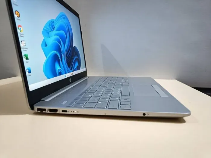 Ультрабук Б-клас HP Laptop 15-dw3033dx / 15.6" (1920x1080) IPS / Intel Core i3-1115G4 (2 (4) ядра по 4.1 GHz) / 16 GB DDR4 / 256 GB SSD / Intel UHD Graphics / WebCam / Windows 11 Pro б/в - зображення 4