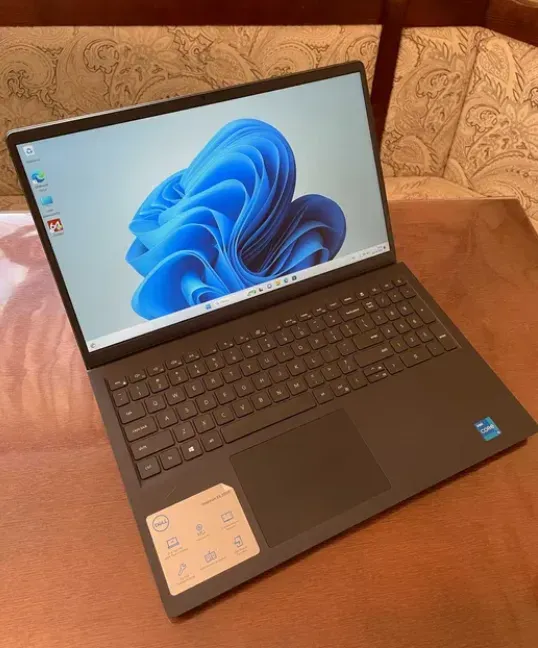 Ультрабук Dell Inspiron 3511 / 15.6" (1920x1080) IPS / Intel Core i5-1135G7 (4 (8) ядра по 2.4 - 4.2 GHz) / 8 GB DDR4 / 256 GB SSD (NVMe PCIe) / Intel Iris Xe Graphics / WebCam б/в - зображення 2