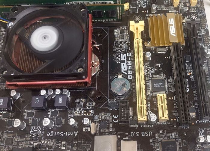 Комплект: Материнська плата Asus B85M-E / LGA1150 / Intel Core i5-4460 (4 ядра по 3.2 - 3.4 GHz) / 16 GB DDR3 / Intel HD Graphics 4600 + Кулер б/в - зображення 5