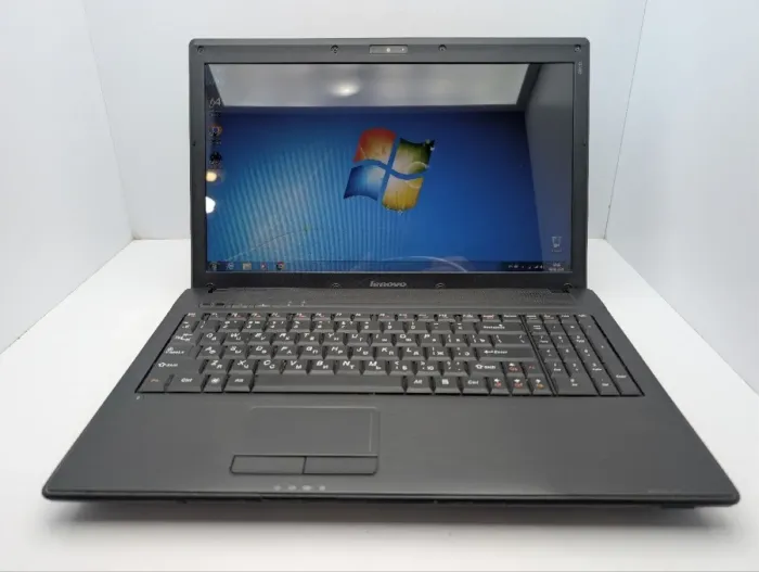 Ноутбук Lenovo G560 / 15.6" (1366x768) TN / Intel Core i3-350M (2 (4) ядра по 2.2 GHz) / 6 GB DDR3 / 500 GB HDD / Intel HD Graphics / WebCam / DVD-ROM / АКБ не держит б/в - зображення 2