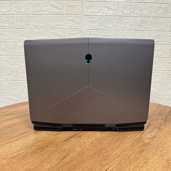 Ігровий ноутбук Dell Alienware m15 / 15.6" (1920x1080) IPS / Intel Core i7-8750H (6 (12) ядер по 2.2 - 4.1 GHz) / 16 GB DDR4 / 256 GB SSD M.2 + 1000 GB HDD / nVidia GeForce GTX 1660 Ti, 6 GB GDDR6, 192-bit / WebCam б/в - зображення 3