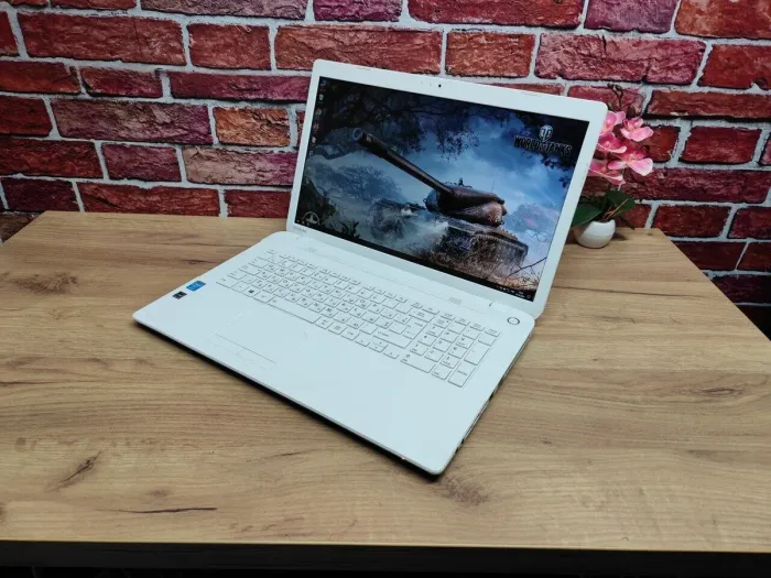 Ноутбук Б-клас Toshiba Satellite C70 / 17.3" (1600x900) TN / Intel Core i3-4005U (2 (4) ядра по 1.7 GHz) / 8 GB DDR3 / 256 GB SSD / Intel HD Graphics 4400 / WebCam б/в - зображення 6