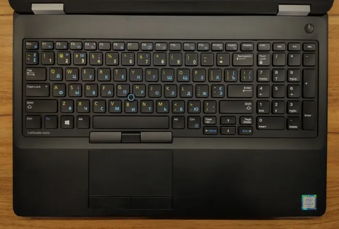 Ноутбук Б-клас Dell Latitude E5570 / 15.6" (1366x768) TN / Intel Core i5-6300U (2 (4) ядра по 2.4 GHz) / 8 GB DDR4 / 256 GB SSD / Intel HD Graphics 520 / WebCam б/в - зображення 5