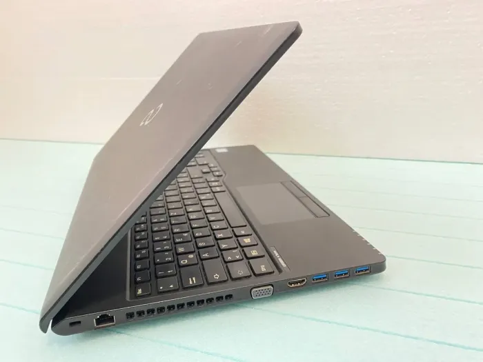 Ноутбук Fujitsu LifeBook A557 / 15.6" (1920x1080) IPS / Intel Core i5-7200U (2 (4) ядра по 2.5 - 3.1 GHz) / 8 GB DDR4 / 250 GB SSD / Intel HD Graphics 620 / WebCam / DVD-ROM б/в - зображення 6