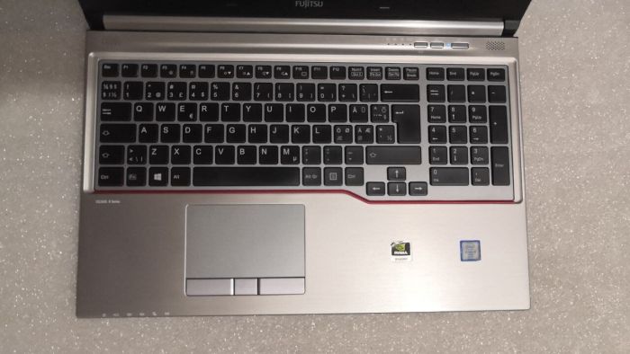 Мобільна робоча станція Fujitsu Celsius H760 / 15.6" (1920x1080) IPS / Intel Core i7-6820HQ (4 (8) ядра по 2.7 - 3.6 GHz) / 16 GB DDR4 / 256 GB SSD / nVidia Quadro M2000M, 4 GB GDDR5, 128-bit / WebCam / DVD-ROM / Windows 10 Pro б/в - зображення 3