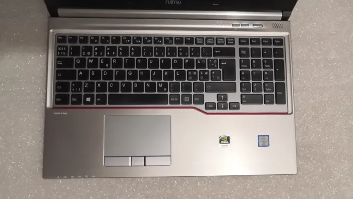 Мобільна робоча станція Fujitsu Celsius H760 / 15.6" (1920x1080) IPS / Intel Core i7-6820HQ (4 (8) ядра по 2.7 - 3.6 GHz) / 16 GB DDR4 / 256 GB SSD / nVidia Quadro M2000M, 4 GB GDDR5, 128-bit / WebCam / DVD-ROM / Windows 10 Pro б/в - зображення 3