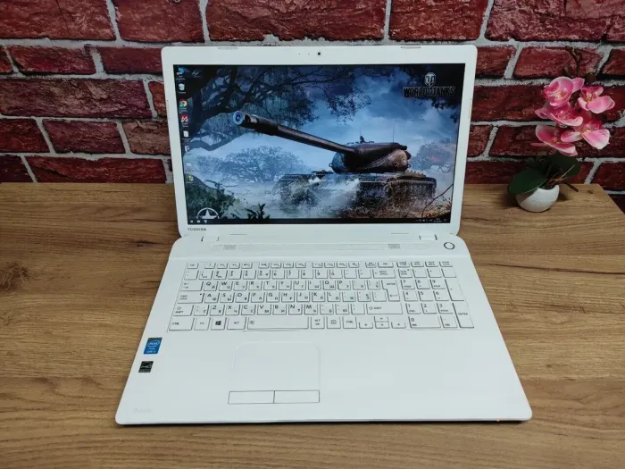 Ноутбук Б-клас Toshiba Satellite C70 / 17.3" (1600x900) TN / Intel Core i3-4005U (2 (4) ядра по 1.7 GHz) / 8 GB DDR3 / 256 GB SSD / Intel HD Graphics 4400 / WebCam б/в - зображення 4