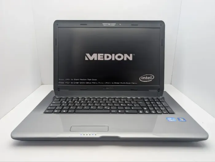 Ноутбук Medion Akoya P7624 / 17.3" (1600x900) TN / Intel Core i3-2350M (2 (4) ядра по 2.3 GHz) / 6 GB DDR3 / 1000 GB HDD / nVidia GeForce GT 630M, 1 GB GDDR5, 128-bit / WebCam / DVD-ROM б/в - зображення 3