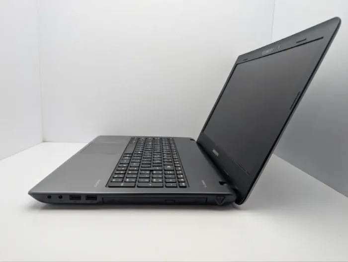 Ноутбук Medion Akoya E6232 / 15.6" (1366x768) TN / Intel Core i3-3110M (2 (4) ядра по 2.4 GHz) / 8 GB DDR3 / 750 GB HDD / Intel HD Graphics 4000 / WebCam / DVD-ROM б/в - зображення 4