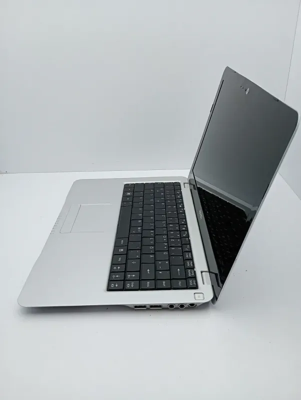 Ноутбук MSI X300 / 13.3" (1366x768) TN / Intel Core 2 Solo ULV SU3500 (1 ядро по 1.4 GHz) / 2 GB DDR3 / 250 GB HDD / Intel GMA 4500MHD / WebCam б/в - зображення 4