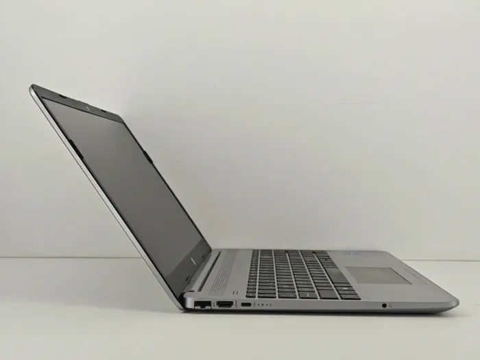 Ультрабук HP 250 G8 / 15.6" (1920x1080) IPS / Intel Core i5-1135G7 (4 (8) ядра по 2.4 - 4.2 GHz) / 16 GB DDR4 / 256 GB SSD / Intel Iris Xe Graphics / WebCam б/в - зображення 4