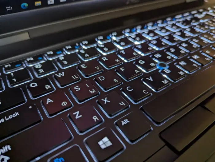 Ультрабук Б-клас Dell Latitude 5590 / 15.6" (1920x1080) IPS / Intel Core i5-7300U (2 (4) ядра по 2.6 - 3.5 GHz) / 8 GB DDR4 / 256 GB SSD / Intel HD Graphics 620 / WebCam / Windows 10 б/в - зображення 6