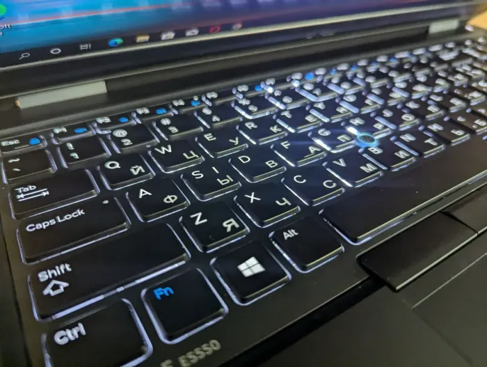 Ноутбук Dell Latitude E5550 / 15.6" (1920x1080) IPS / Intel Core i5-5300U (2 (4) ядра по 2.3 - 2.9 GHz) / 8 GB DDR3 / 240 GB SSD / Intel HD Graphics 5500 / WebCam / Windows 10 б/в - зображення 6