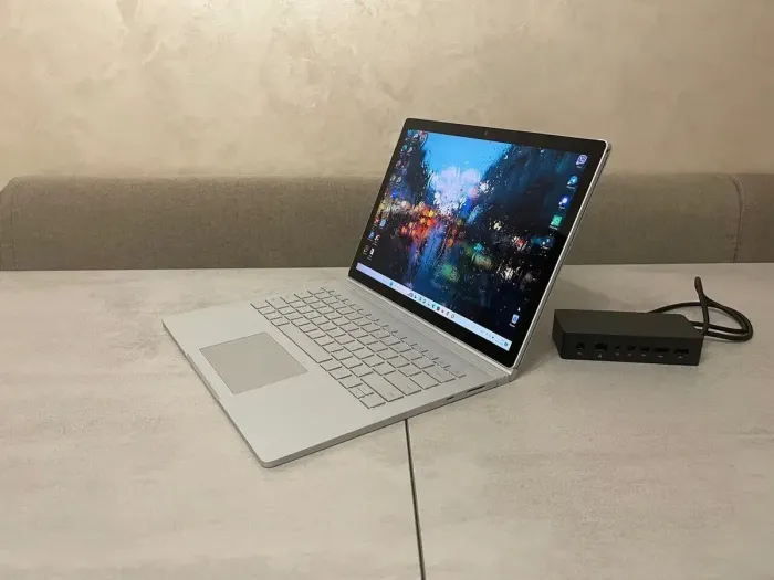 Ультрабук-трансформер Microsoft Surface Book 2 / 13.5" (3000x2000) IPS Touch / Intel Core i5-8350U (4 (8) ядра по 1.7 - 3.6 GHz) / 8 GB DDR3 / 256 GB SSD M.2 / Intel UHD Graphics 620 / WebCam / Два АКБ + Док-станція Microsoft Surface Dock 1661 б/в - зображення 3