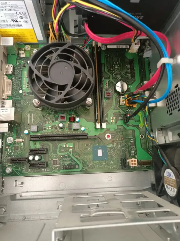 Комп'ютер Fujitsu Esprimo P557 E85+ Tower / Intel Core i5-6400 (4 ядра по 2.7 - 3.3 GHz) / 8 GB DDR4 / 250 GB SSD / Intel HD Graphics 530 / 280W / DVD-ROM / DVI б/в - зображення 6