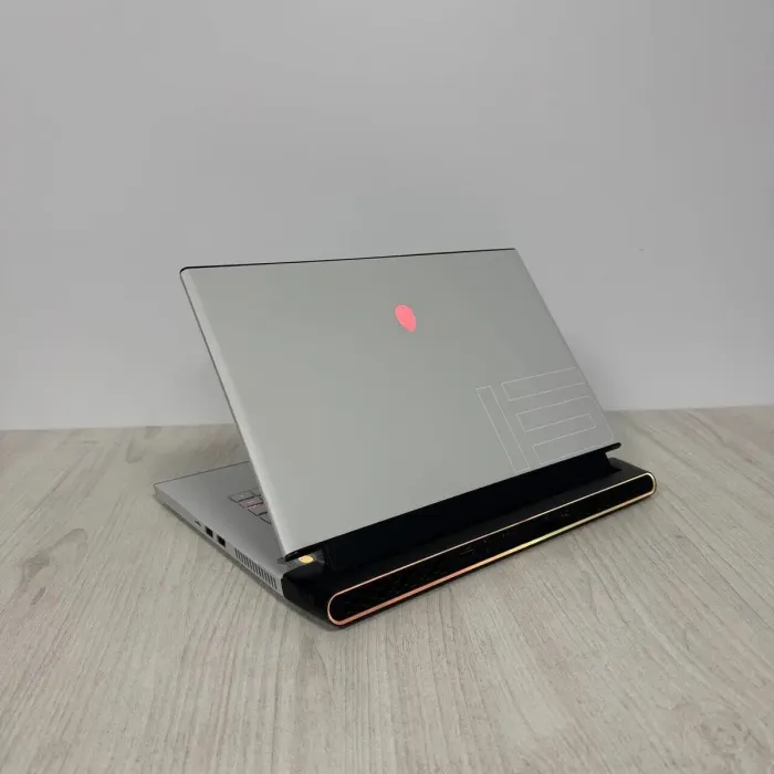 Ігровий ноутбук Dell Alienware m15 R3 White / 15.6" (3840x2160) IPS / Intel Core i7-10875H (8 (16) ядер по 2,3 - 5,1 ГГц) / 32 ГБ DDR4 / 512 ГБ SSD / nVidia GeForce RTX 2080 Super Max-Q, 8 ГБ GDDR6, 256-біт / WebCam б/в - зображення 7