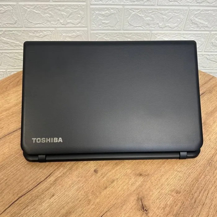 Ноутбук Б-клас Toshiba Satellite C55 / 15.6" (1366x768) TN / Intel Pentium N3510 (4 ядра по 2.0 GHz) / 4 GB DDR4 / 500 GB HDD / Intel HD Graphics / WebCam б/в - зображення 3