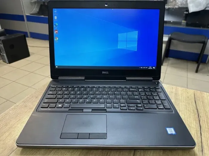 Мобільна робоча станція Dell Precision 7520 / 15.6" (1920x1080) TN / Intel Core i7-7700HQ (4 (8) ядра по 2.8 - 3.8 GHz) / 8 GB DDR4 / 256 GB SSD / AMD Radeon Pro WX 4130, 2 GB GDDR5, 128-bit / WebCam / HDMI б/в - зображення 2