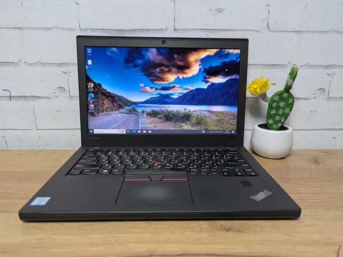 Нетбук Б-клас Lenovo ThinkPad X270 / 12.5" (1366x768) TN / Intel Core i5-6300U (2 (4) ядра по 2.4 - 3.0 GHz) / 8 GB DDR4 / 256 GB SSD / Intel HD Graphics 520 / WebCam / Два АКБ б/в - зображення 2