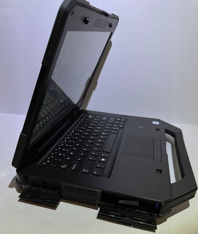 Захищений ноутбук Б-клас Dell Latitude 5414 Rugged / 14" (1366x768) TN / Intel Core i7-6600U (2 (4) ядра по 2.6 - 3.4 GHz) / 16 GB DDR4 / 256 GB SSD / Intel HD Graphics 520 / Win 10 Pro б/в - зображення 4