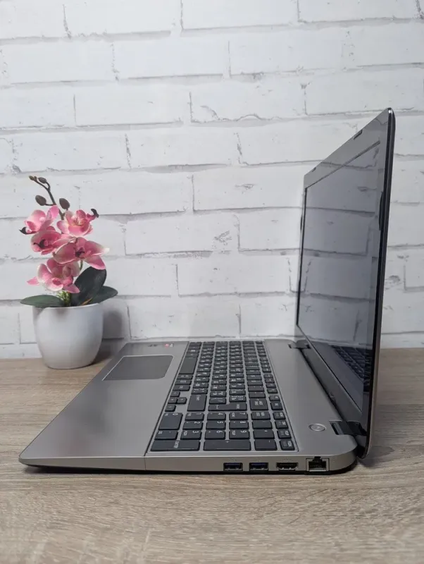 Ноутбук Toshiba Satellite C50D / 15.6" (1366x768) TN / AMD A4-5000 (4 ядра по 1.5 GHz) / 8 GB DDR3 / 128 GB SSD / AMD Radeon HD 8330 Graphics / WebCam б/в - зображення 6