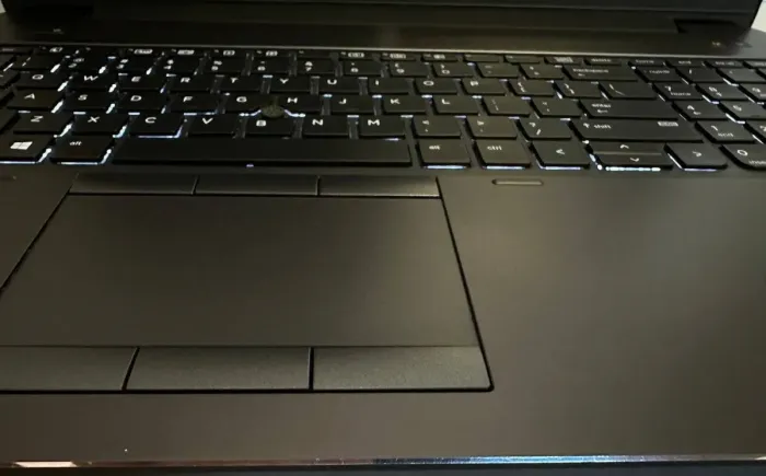 Ноутбук Б-клас HP ZBook 15 G4 / 15.6" (1920x1080) TN / Intel Core i7-7820HQ (4 (8) ядра по 2.9 - 3.9 GHz) / 16 GB DDR4 / 512 GB SSD / Intel HD Graphics 630 / WebCam / Win 11 Pro б/в - зображення 9