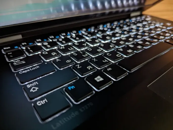 Нетбук Dell Latitude E7270 / 12.5" (1366x768) TN / Intel Core i5-6300U (2 (4) ядра по 2.4 - 3.0 GHz) / 8 GB DDR4 / 256 GB SSD / Intel HD Graphics 520 / WebCam / Windows 10 б/в - зображення 6