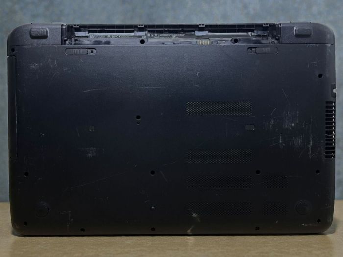 Ноутбук Б-клас HP 17-p023ng / 17.3" (1600x900) TN / AMD E1-6010 (2 ядра по 1.35 GHz) / 4 GB DDR3 / 120 GB SSD / AMD Radeon R2 Graphics / WebCam / DVD-ROM / Без АКБ б/в - изображение 3