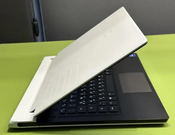 Ігровий ноутбук Dell Alienware x15 R1 / 15.6" (1920x1080) IPS / Intel Core i7-11800H (8 (16) ядер 2.3 - 4.6 GHz) / 16 GB DDR4 / 1000 GB SSD / nVidia GeForce RTX 3070, 8 GB GDDR6, 256-bit / WebCam б/в - зображення 3