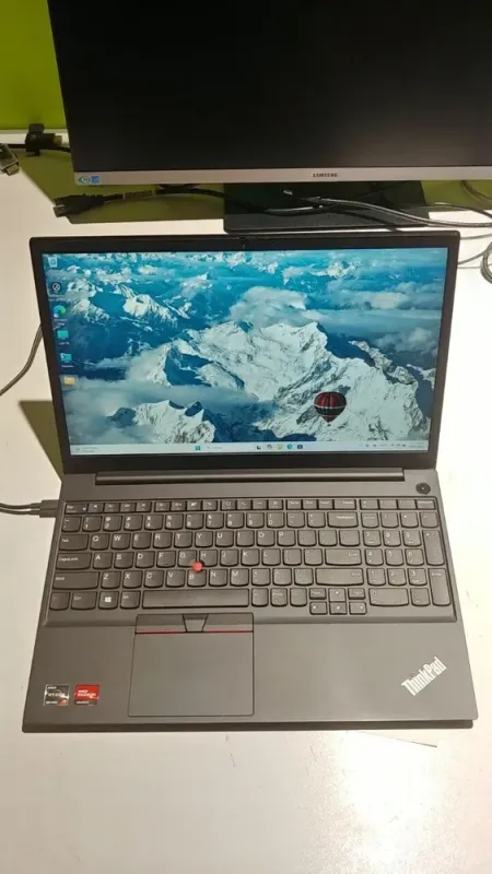 Ультрабук Б-клас Lenovo ThinkPad E15 Gen 3 / 15.6" (1920x1080) IPS / AMD Ryzen 7 5700U (8 (16) ядер по 1.8 - 4.3 GHz) / 16 GB DDR4 / 512 GB SSD / AMD Radeon Graphics / WebCam / Windows 11 б/в - зображення 2