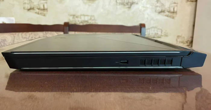 Ігровий ноутбук Dell Alienware 17 R5 / 17.3" (1920x1080) IPS / Intel Core i9-8950HK (6 (12) ядер по 2.9 - 4.8 GHz) / 32 GB DDR4 / 256 GB SSD M.2 NVMe PCIe+1000 GB HDD / nVidia GeForce GTX 1080, 8 GB GDDR5X, 256-bit / WebCam б/в - зображення 7