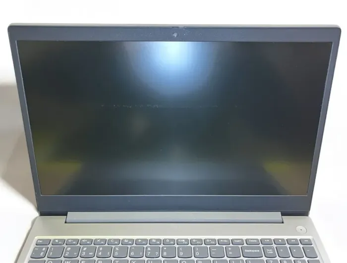 Ноутбук Б-клас Lenovo IdeaPad 3 15IIL05 / 15.6" (1920x1080) TN / Intel Core i3-1005G1 (2 (4) ядра по 1.2 - 3.4 GHz) / 8 GB DDR4 / 256 GB SSD / nVidia GeForce MX330, 2 GB GDDR5, 64-bit / WebCam б/в - зображення 3