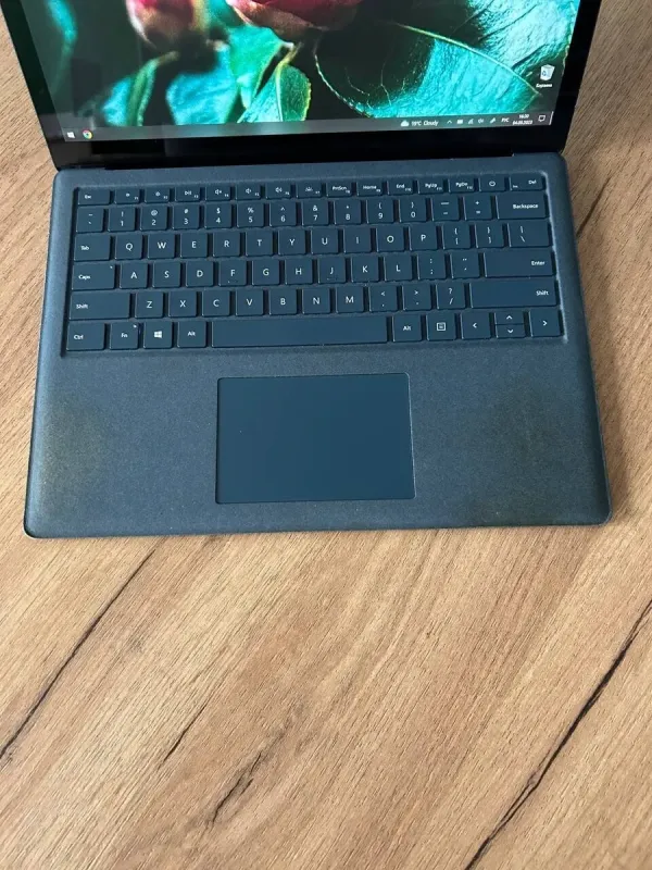 Ультрабук Б-клас Microsoft Surface Laptop 2 / 13.5" (2256x1504) IPS Touch / Intel Core i5-8250U (4 (8) ядра по 1.6 - 3.4 GHz) / 8 GB DDR3 / 256 GB SSD M.2 / Intel UHD Graphics 620 / WebCam / HDMI б/в - зображення 3