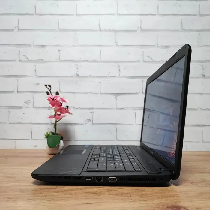 Ноутбук Б-клас Toshiba Satellite C870-182 / 17.3" (1600x900) TN / Intel Core i3-2328M (2 (4) ядра по 2.2 GHz) / 8 GB DDR3 / 128 GB SSD / Intel HD Graphics 3000 / WebCam / DVD-ROM б/в - зображення 6