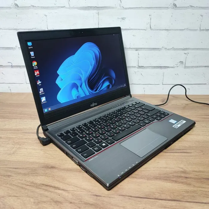 Ноутбук Б-клас Fujitsu LifeBook E736 / 13.3" (1920x1080) TN / Intel Core i5-6300U (2 (4) ядра по 2.4 - 3.0 GHz) / 8 GB DDR4 / 128 GB SSD / Intel HD Graphics 520 / WebCam / Без АКБ б/в - зображення 4