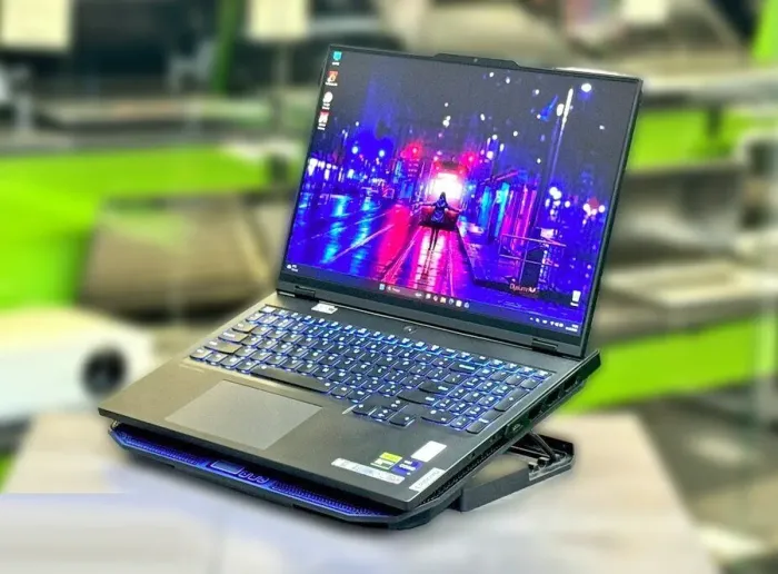 Ігровий ноутбук Б-класу Lenovo Legion Pro 7 16IRX8H / 16" (2560x1600) IPS / Intel Core i9-13900HX (24 (32) ядра по 3,9 - 5,4 ГГц) / 16 ГБ DDR5 / 1000 ГБ SSD M.2 / nVidia GeForce RTX 4080, 12 ГБ GDDR6, 192-біт / WebCam / Win 11 Pro б/в - зображення 4