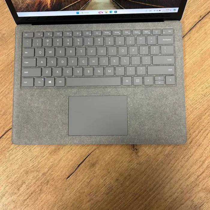Ультрабук Б-клас Microsoft Surface Laptop 1 / 13.5" (2256x1504) IPS Touch / Intel Core i5-7200U (2 (4) ядра по 2.5 - 3.1 GHz) / 8 GB DDR4 / 256 GB SSD / Intel HD Graphics 620 / WebCam б/в - зображення 7