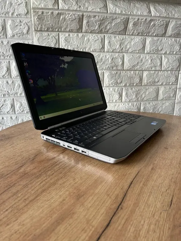 Ноутбук Б-клас Dell Latitude E5520 / 15.6" (1366x768) TN / Intel Core i7-2640M (2 (4) ядра по 2.8 - 3.5 GHz) / 4 GB DDR3 / 500 GB HDD / Intel HD Graphics 3000 / WebCam / DVD-RW б/в - зображення 4