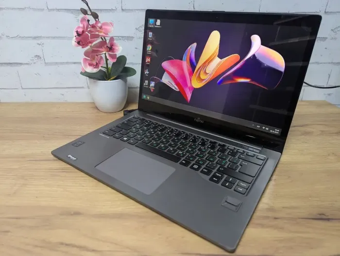 Ультрабук Fujitsu LifeBook U904 / 14" (3200x1800) IPS Touch / Intel Core i5-4300U (2 (4) ядра по 1.9 - 2.9 GHz) / 6 GB DDR3 / 128 GB SSD / Intel HD Graphics 4400 / WebCam / Без АКБ б/в - зображення 6