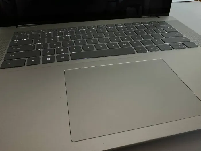 Ноутбук-трансформер Dell Inspiron 16 7630 2в1 / 16" (1920x1200) IPS Touch / Intel Core i7-1360P (12 (16) ядер по 3.7 - 5.0 GHz) / 16 GB DDR5 / 1000 GB SSD / Intel Iris XE Graphics / WebCam б/в - зображення 7