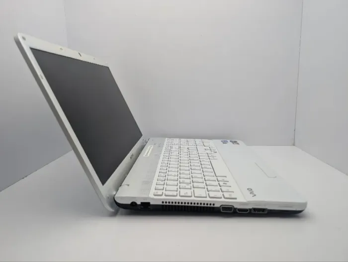 Ноутбук Sony VPC-EB / 15.6" (1366x768) TN / Intel Core i3-370M (2 (4) ядра по 2.4 GHz) / 6 GB DDR3 / 500 GB HDD / AMD Radeon HD 5650, 1 GB GDDR3, 128-bit / WebCam / DVD-ROM б/в - зображення 4