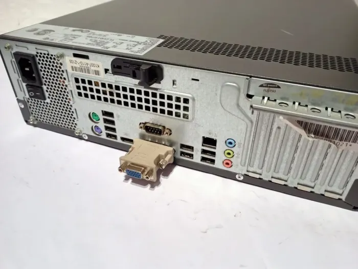 Комплект ПК: Fujitsu Esprimo E700 E85+ SFF / Intel Core i3-2120 (2 (4) ядра по 3.3 GHz) / 8 GB DDR3 / 120 GB SSD / Intel HD Graphics 2000 / DVD-ROM + Монітор LG Flatron W1943C-PF / 19" (1366x768) TN / 1x VGA б/в - зображення 5